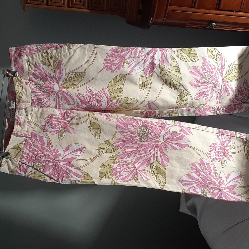 Tommy Bahama, stretchy, size 8 pink and green floral Capri
